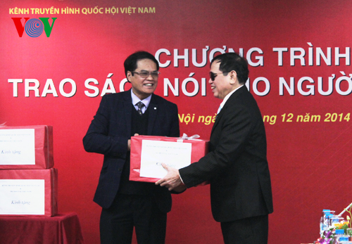 โทรทัศน์ช่องรัฐบาลเวียดนามของสถานีวิทยุเวียดนามมอบซีดีหนังสือพูดได้ 900 ชุดแก่คนพิการตา